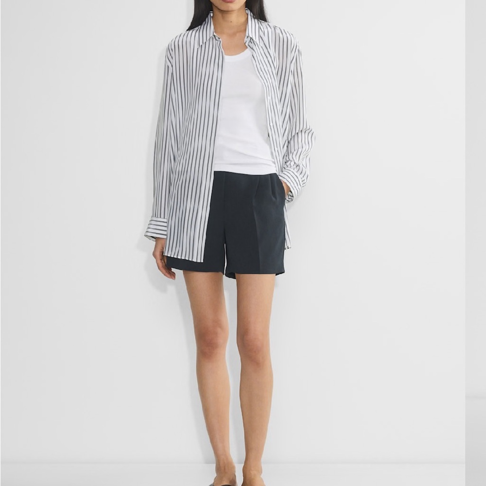 Aritzia Effortless Shorts BNWT size 4